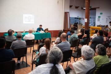 Como parte de las actividades culturales del Tianguis Artesanal de Domingo de Ramos, se llevó a cabo la conferencia “De la caña al charanda, fábricas de aguardiente en Uruapan”