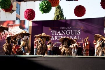 Como parte de los eventos culturales del Tianguis Artesanal de Domingo de Ramos, el Barrio de San Pedro presentó diferentes estampas típicas de la región