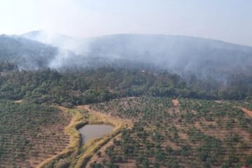 Controlado al 100 % el incendio forestal en Ario gracias al helicóptero con helibalde