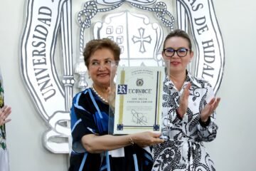 Reconoce la Universidad, la trayectoria de Silvia Figueroa