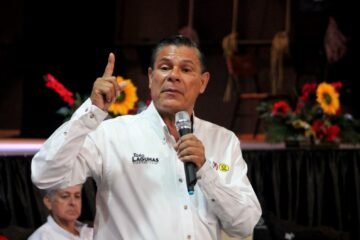 Candidatos, del PRI, PAN y PRD, en el foro del Itsu