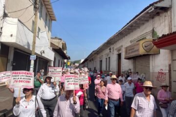 La «marea rosa» en el centro histórico de Uruapan, Michoacán