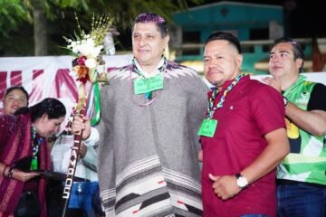 Bastón de mando y apoyo total, entrega Caltzontzin a Nacho Campos