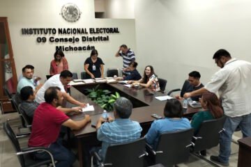 Lupita Arias recibe constancia de mayoría