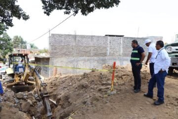 El Ing. Herminio Loya supervisa obra en la colonia Villas del Sol