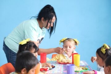 Sigue estas recomendaciones de la SEE para mantener a niñas y niños hidratados