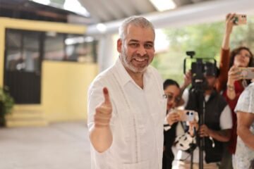 Acude Bedolla a emitir su voto