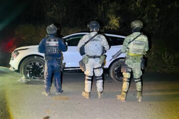 Agentes federales y estatales aseguran 6 vehículos robados, un arma y explosivos en Chilchota