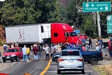 Colapsan vialidades con 6 bloqueos en la entidad