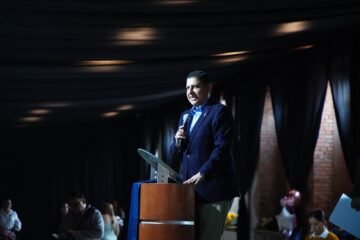 Encabeza Nacho Campos ceremonia de graduación de 168 alumnos de la UDV