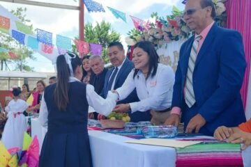 Primaria “Frida Kahlo” recibe reconocimiento