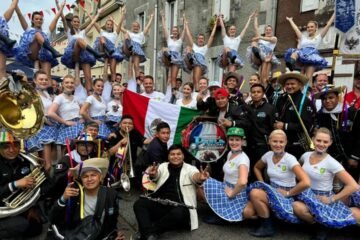 Bailan el Toro Pinto, con banda Perla, en Francia