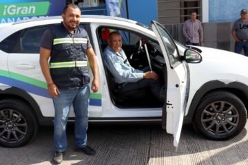 Entregó Capasu, camioneta que ganó usuario cumplidor