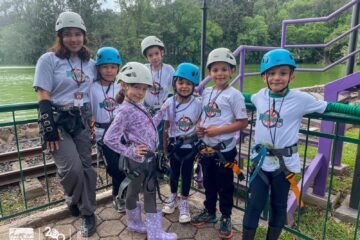 Caritas felices exploran el curso de verano del zoológico