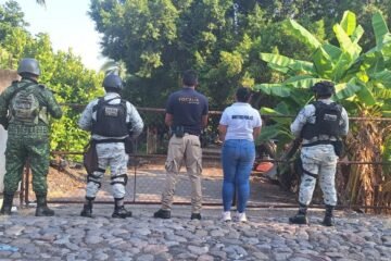 En cateo interinstitucional realizado en deshuesadero del municipio de Parácuaro, asegura FGE un vehículo con reporte de robo un arma de fuego y autopartes