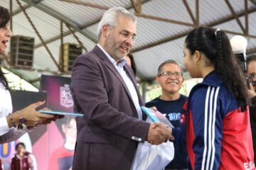 Arranca Bedolla entrega de tenis a estudiantes de secundaria