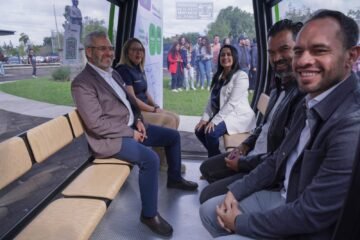 Bedolla muestra a estudiantes de la UMSNH cabina del teleférico de Morelia