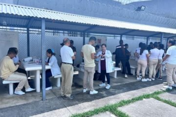 Llevan servicios de salud a internos de los penales de La Piedad y Zamora