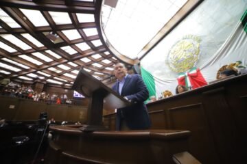 El nombre de AMLO en letras de oro en el Congreso del Estado, propone Barragán