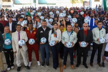Entregan SEE y Federación Mexicana de Fútbol 2 mil balones a escuelas de Michoacán