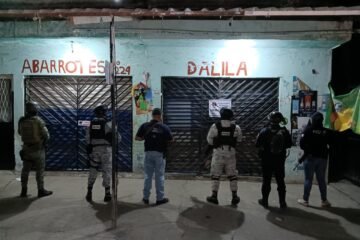 En Apatzingán, catea FGE un establecimiento comercial y decomisa sustancia con apariencia de narcótico; tres personas fueron detenidas