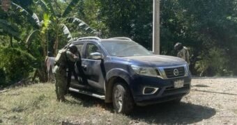 Asegurados vehículos robados y explosivo en Coahuayana: SSP