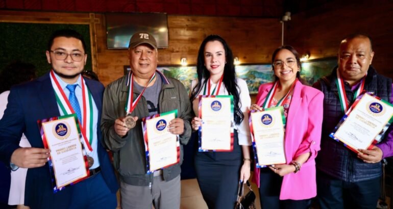 Reconocen a destacadas personalidades, por su destacada labor