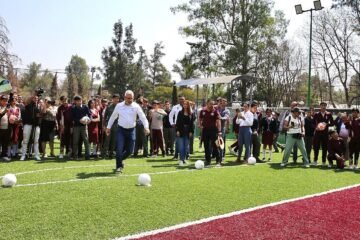 Con canchas de fútbol 7 y entrega de juguetes celebra Bedolla a niñas y niños