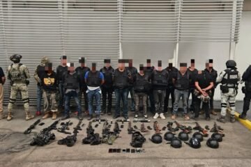 Duro golpe al crimen en Zinapécuaro; 17 detenidos y 14 armas largas aseguradas: SSP