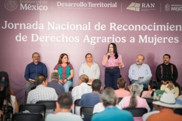 Gladyz Butanda participa en entrega de títulos de propiedad agraria a mujeres