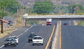 Libera Sedena vialidades en Apatzingán