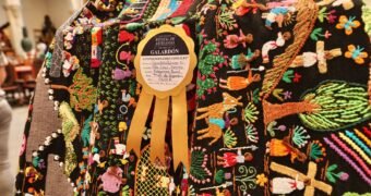 Con rebozo bordado de tradiciones Graciela Gómez gana galardón en Uruapan