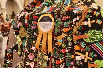 Con rebozo bordado de tradiciones Graciela Gómez gana galardón en Uruapan