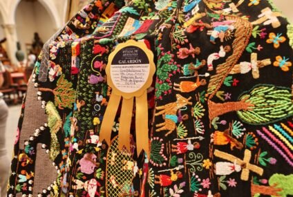 Con rebozo bordado de tradiciones Graciela Gómez gana galardón en Uruapan