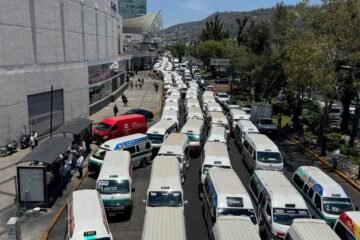 Con una “política del garrote” gobierno violenta derechos de transportistas