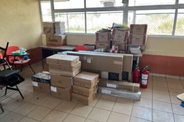 Escuelas michoacanas de 7 municipios reciben mobiliario y tecnología: SCOP