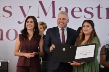 El corazón de Michoacán late de gratitud; reconoce Bedolla a mil 700 docentes por décadas de servicio