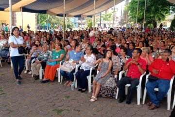 Con una gran fiesta de color y regalos festejan a las madres