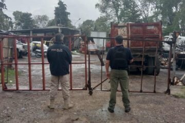 En Zitácuaro, Fiscalía General catea un taller mecánico y asegura tres vehículos con alteraciones en sus medios de identificación