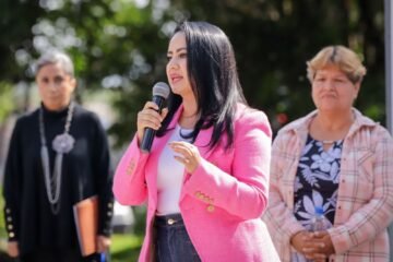 Gladyz Butanda y DIF Michoacán entregan aparatos auditivos a adultos mayores