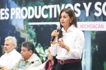 Gaby Molina, la mejor secretaria de educación en 50 años: gobernador