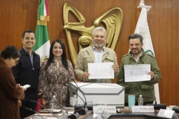 Entrega Bedolla al IMSS, 40 mil firmas en favor del nuevo hospital en Villas del Pedregal