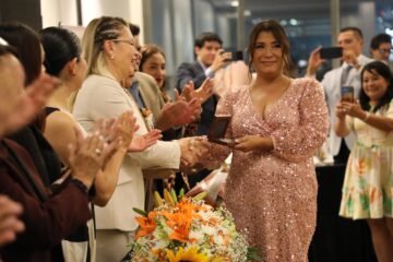 Perita en Trabajo Social de la Fiscalía General recibe la Presea al Mérito Profesional 2025