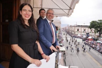 Con desfile presidido por Bedolla, miles de familias celebran el 215 Aniversario de la Independencia
