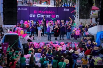 Gobierno de Carlos Manzo entregó miles de mochilas gratuitas