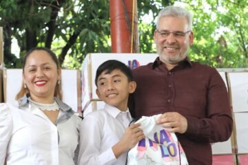 Arranca Bedolla tercera dotación de tenis a estudiantes de secundarias*