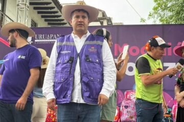 Carlos Manzo entrega más de 11 mil mochilas a niños de kínder, primaria y secundaria en Uruapan