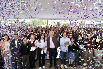 Bedolla inicia entrega de tenis para cerca de 40 mil estudiantes de secundarias de Morelia