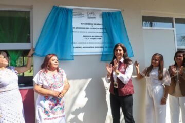 Gabriela Molina entrega presea «Cuca García» en Taretan