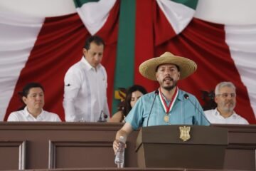 Otorga 76 Legislatura Presea “Constitución de 1814” a Felipe Orlando Aragón Andrade